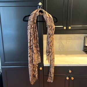 Beautiful scarf, never worn